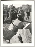 Joseph Beuys und Rudi Fuchs, Abladen der Basaltstelen auf dem Friedrichsplatz, Fotodokumentation "7000 Eichen", documenta 7