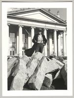 Joseph Beuys, Auf den Basaltstelen vor dem Fridericianum, Fotodokumentation "7000 Eichen", documenta 7