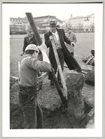 Joseph Beuys, Setzen der ersten Stele für den ersten Baum, Fotodokumentation "7000 Eichen", documenta 7