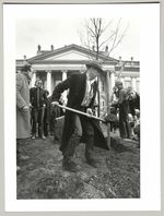 Joseph Beuys bei der Pflanzung der ersten Eiche, Fotodokumentation "7000 Eichen", documenta 7