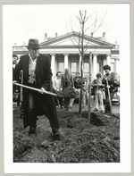 Pflanzung der ersten Eiche vor dem Fridericianum auf dem Friedrichsplatz durch Joseph Beuys, Fotodokumentation "7000 Eichen", documenta 7