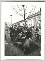 Joseph Beuys, Pflanzen der ersten Eiche vor dem Fridericianum, Fotodokumentation "7000 Eichen", documenta 7