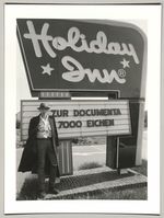 Joseph Beuys, Vor Reklameschild Holiday Inn, Fotodokumentation "7000 Eichen", documenta 7