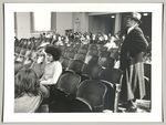 Joseph Beuys während eines Benefizkonzerts in der Heinrich-Schütz-Schule, für die Aktion 7000 Eichen, Fotodokumentation "7000 Eichen", documenta 7