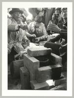 Joseph Beuys Aktion Einschmelzung der Kopie der Krone Zar Iwan des Schrecklichen, am Schmelztiegel Joseph Beuys Johannes Stüttgen, Fotodokumentation "7000 Eichen", documenta 7