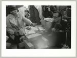 Aktion Einschmelzung der Krone Zar Iwan des Schrecklichen, Am Schmelztiegel Joseph Beuys, Johannes Stüttgen, Fotodokumentation "7000 Eichen", documenta 7