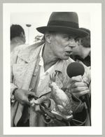 Joseph Beuys Aktion Einschmelzung er Kopie der Krone Zar Iwan des Schrecklichen, Joseph Beuys mit Goldhasen, Fotodokumentation "7000 Eichen", documenta 7