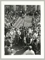 Protestkundgegebungen auf dem Friedrichsplatz gegen die Einschmelzung der Kopie der Krone Zar Iwan des Schrecklichen, Fotodokumentation "7000 Eichen", documenta 7