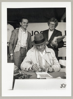 Joseph Beuys September 82, Im FIU-Informationsstand mit Franz Dahlem, Rudi Fuchs, Fotodokumentation "7000 Eichen", documenta 7