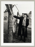 Joseph Beuys Frühjahr 1983, Rundgang zu den Pflanzstandoerten, Fotodokumentation "7000 Eichen", documenta 7