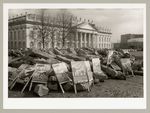Plakate der Grünen bei der Basaltsteinskulptur auf dem Friedrichsplatz, Fotodokumentation "7000 Eichen", documenta 7