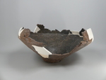 fragmentiertes Keramikgefäß: Unterteil einer doppelkonischen Urne