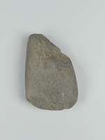 fragmentiertes Steinbeil aus schiefrigem Gestein