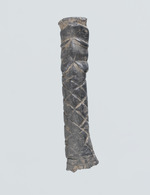 Fragment von einem bandförmigen Gegenstand aus Bronze (vmtl. Armring)