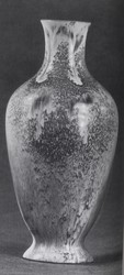 Vase in Balusterform mit Laufglasur