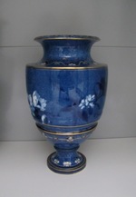 Vase mit Seerosen- und Päoniendekor