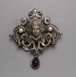 Silberne, durchbrochene Brosche im Renaissance-Stil mit Perlen und Granat