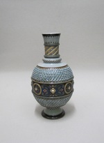 Chromolith-Vase mit romanisierendem Dekor