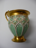 Tasse und Untertasse mit gotisierendem Reliefdekor