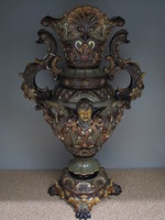 Farbig glasierte Fayence-Vase im Stil der Neurenaissance
