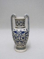 Vase mit Volutenhenkeln aus elfenbeinfarbenem Steinzeug