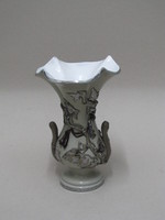 Feinsteinzeug-Vase mit plastisch aufgelegtem, platiniertem Rankendekor (Zaunrübe)