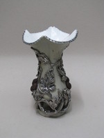 Feinsteinzeug-Vase mit plastisch aufgelegtem Rankendekor und Platinierung