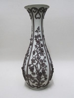 Feinsteinzeug-Vase mit Naturdekor in Relief