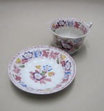 Große Tasse und Untertasse mit handbemaltem, braunem Druckdekor aus Anemonenblüten
