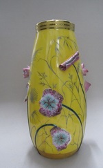 Porzellanvase mit Aufglasurbemalung und aufgelegten Blüten und Blättern mit langen Stielen in Relief