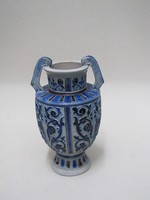 Vase aus elfenbeinfarbenem Feinsteinzeug mit orientalisierendem Rankendekor