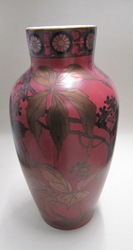 Fayence-Vase mit wildem Wein-Dekor