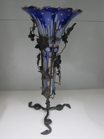 Altarvase: Lilienkelchähnliches Überfangglas mit Schliffdekor in einer Eisenfassung, die einen Weinstock darstellt