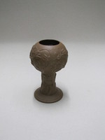 Pokalförmige Vase mit Weinstock