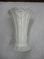 Vase mit Relief im Rokokostil