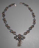 Emailliertes Collier mit Anhänger im Renaissancestil in einem Etui der Firma Alfred Rave, G. Chevalier Nachfolger, München, Maffeistr. 4
