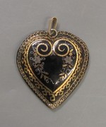 Herzförmiger Anhänger aus Schildpatt mit Pikee in Silber und Gold