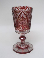 Pokal mit gotisierendem, rubinrot lasiertem Ornament
