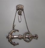 Schlüsselhalter aus Silberblech mit Kopf aus Weinblättern und -trauben und einem querliegenden Anker
