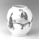 Eiförmige Teedose mit Damen beim Brettspiel