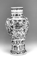 Schulterfömige Vase mit floralem Dekor