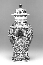 Schulterfömige Vase mit floralem Dekor