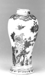 Balusterförmige Deckelvase mit Fasanen, Blütenbäumen und Zierstein