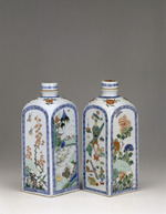 Vierkantflasche mit Landschaft, Blütenzweigen und Symbolen aus den Hundert Altertümern