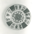 Flacher Teller mit ornamentalisiertem Dekor