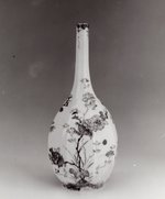 Achteckige Flasche mit Päonien- und Chrysanthemenzweigen