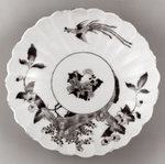 Chrysanthemenförmige Schale mit Phönix, Pfirsichzweigen, Zierstein und Blumen