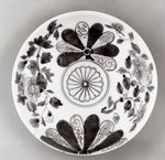 Teller mit stilisierten Chrysanthemenblüten und Päonienzweigen