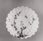 Chrysanthemenblütenförmiges Tellerchen mit Pflaumenzweig und Bambus
