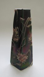 Rautenförmig Vase mit Blüten- und Rankenornament